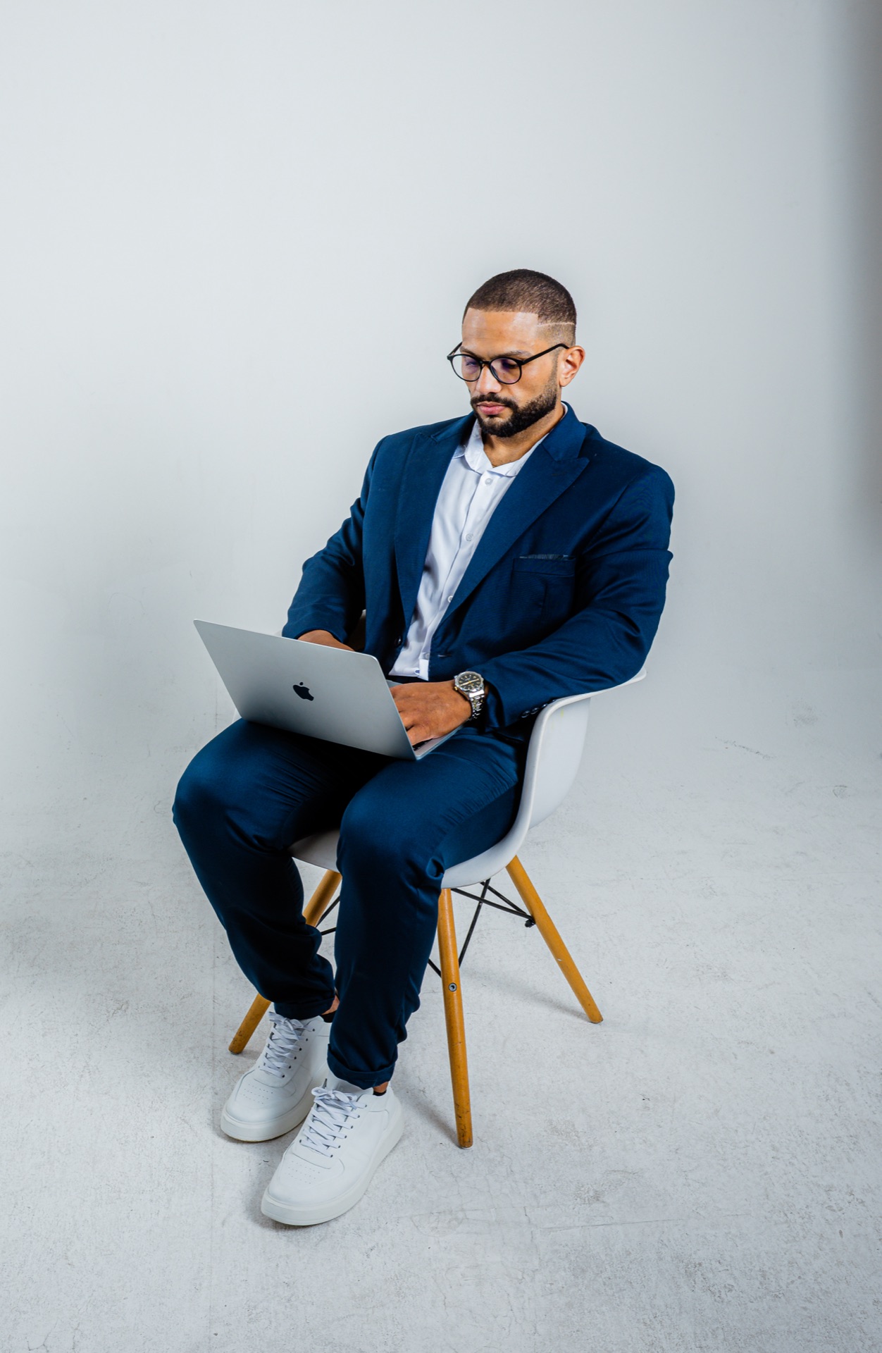 Matheus Rodrigues — terno + notebook · noite 2